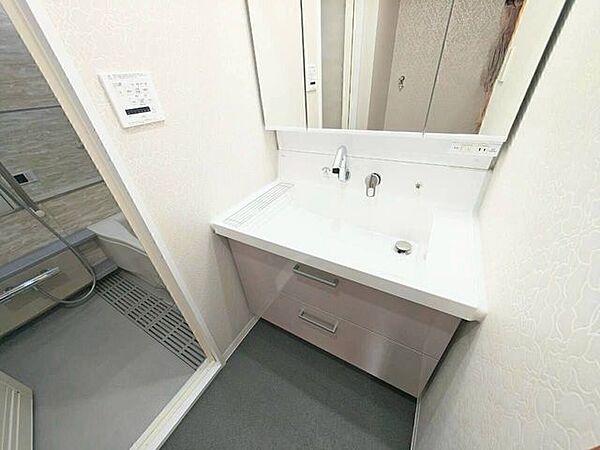 三面鏡の裏は収納になっており、洗面台をすっきりと清潔にお使いいただけます