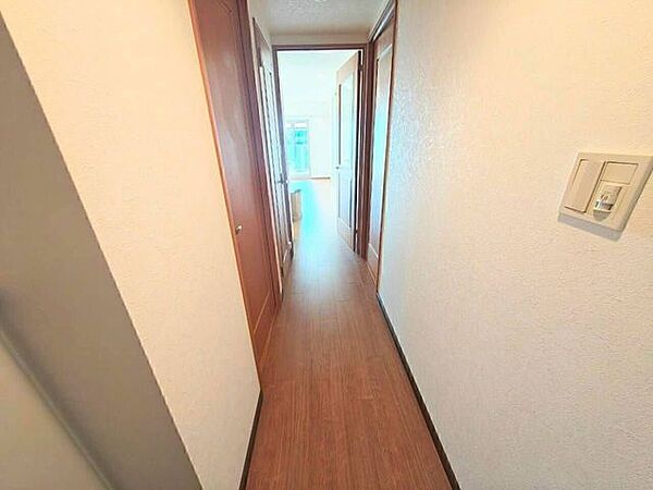 廊下の奥にある居室の大きな窓から、心地よい自然光がまっすぐ通路まで差し込みます。日中は奥からの光が空間をふんわりと明るく照らすため、閉塞感がなく、風通りもスムーズに感じられる設計です。
