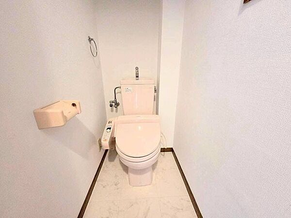 清潔感のある白を基調とした落ち着いたトイレスペースです。温水洗浄便座が完備されており、寒い季節でも快適にご使用いただけます。毎日使う場所だからこそ、シンプルでお手入れがしやすい空間になっています。