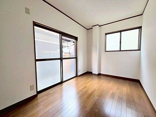 2面の窓から自然光がしっかりと差し込む明るい洋室です。風通しも良好で、室内の空気の入れ替えがスムーズに行えます。日中は照明をつけなくても心地よく、日々の作業や休息に適した環境が整っています。