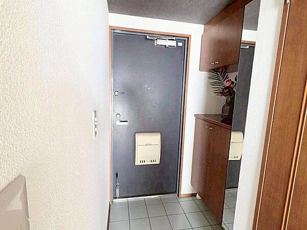 たっぷり収納できるシューズボックス！姿見もあり、お出かけ前のチェックもばっちりです◎