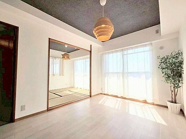 広いバルコニーからの明るい光に包まれるリビング♪扉を開ければ隣の和室とつながって開放感があります◎