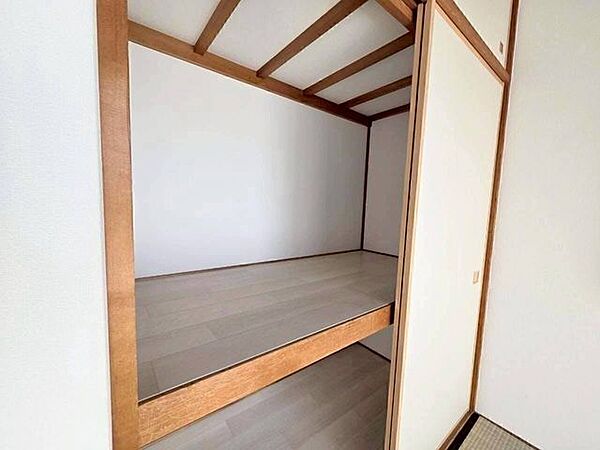 奥行きもあり収納力たっぷりの押し入れ。
