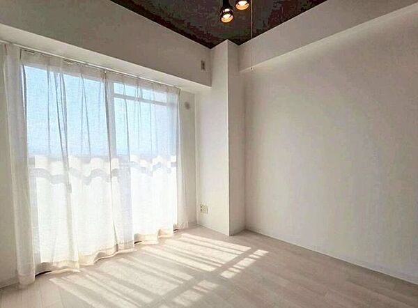 全居室バルコニーに面していて日当たり良好です◎こちらのお部屋は廊下を隔てているので個人のお部屋や寝室としても使いやすいお部屋です◎