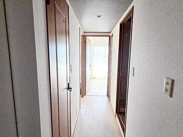 玄関から入ると心地よい自然光がまっすぐ通路まで差し込みます。帰宅する家族を温かく迎えてくれます♪
