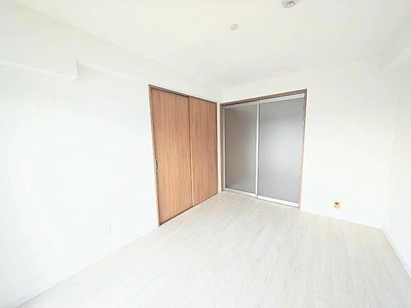 南向きのバルコニーに面した明るい洋室です♪