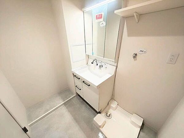 新調済みの洗面所☆3面鏡の裏は収納になっており、洗面台をすっきり清潔にお使いいただけます♪