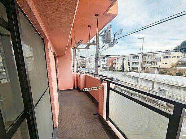 角部屋ならではの3面バルコニーです♪こちらのメインバルコニーは南西向きで、日当たりも良く洗濯物も気持ちよく乾きそうです♪