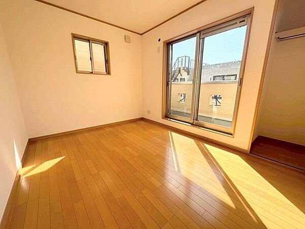 バルコニーに通じる大きな掃き出し窓と小窓を備えた2面採光の洋室です。南からの豊かな自然光が室内いっぱいに広がり、日中は照明をつけなくても明るい環境で過ごせます。