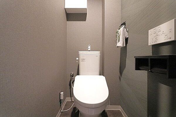 シンプル、シックな落ち着いたトイレ空間。