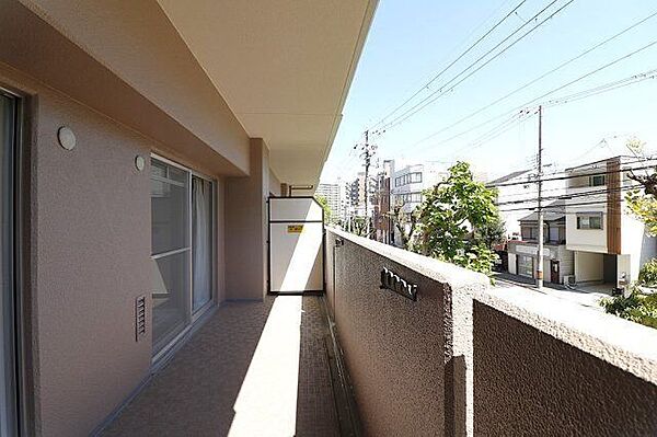 南向きのバルコニー。日当たり良好で、洗濯物も気持ちよく乾きそうです♪
