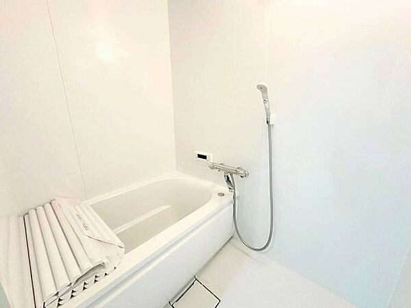 給湯リモコンやサーモスタット混合水栓を備えたユニットバス。保温用の風呂フタも用意されており、お湯の温度調節や湯張り操作がスムーズに行える使い勝手の良い設備仕様です。