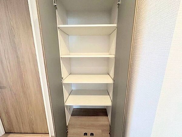 収納物の高さに合わせて棚板の調整ができる可動棚を採用。大きな掃除機から細かな救急箱や書類ファイルまで無駄なくぴったり収めることができ、用途に応じたフレキシブルな整理整頓を可能にする高機能な設備です。