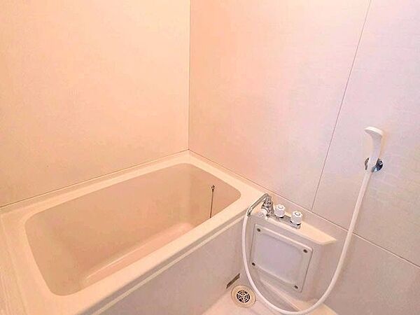 手元操作しやすいシャワーや混合水栓を備えたユニットバス。コンパクトながらゆったり浸かれる深さの浴槽で、日常のバスタイムやシャワーをスムーズに行える機能的な設備仕様です。