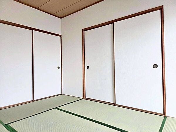 畳のい草がふんわりと香り、座ったり寝転んだりと足を伸ばしてのびのびくつろげる空間です。清潔感のある白い襖と温かみのある木目に囲まれており、日々の慌ただしさを忘れてホッと落ち着ける居心地の良さです。