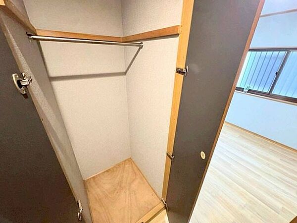 玄関や居室と繋がる1階廊下に配置されているため、帰宅後すぐにコートなどの外着を仕舞うことができます。お部屋の中にアウター類や日常の荷物を持ち込まずに済むため、室内のクリーンな環境維持に便利です。