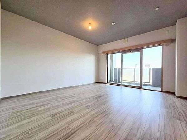 シックな天井色とスタイリッシュな床のデザインが、落ち着きのある大人の上質な空間を演出します。窓の外に広がる開放的な景色を眺めながら、日々の喧騒を忘れてゆったりと心地よい時間を過ごせるお部屋です。