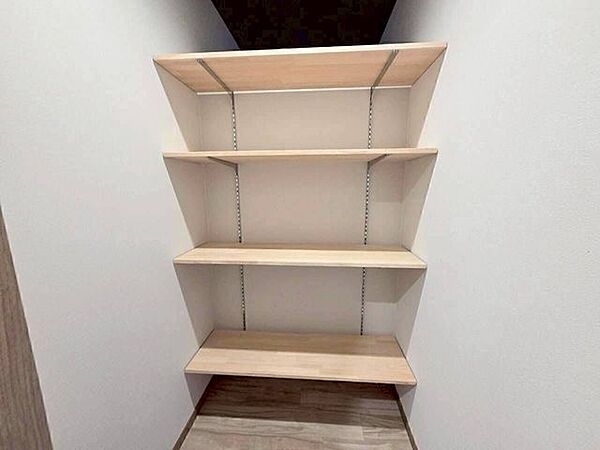 ウォークインクローゼットには稼働棚も完備。荷物をすっきりと整理できます。