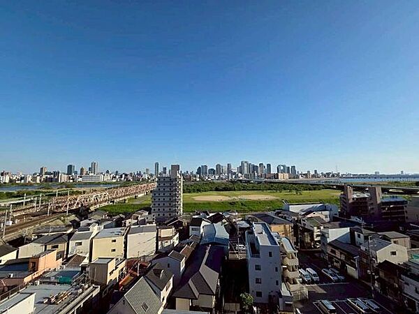 前を遮る建物がなく開放感のあるパノラマ！淀川の向こうには梅田の街が望めます★