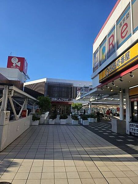 フレンドマートかみしんプラザ店 660m