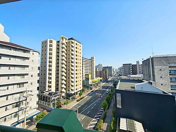 前面に遮るものがなく、遠くまで視界が抜けた高層階ならではのロケーション。周辺の街並みが一望できます。