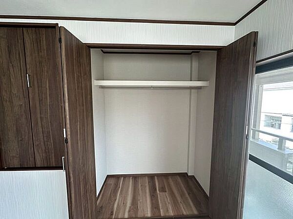 大きく開く両開きの折れ戸を採用しており、中身が見渡しやすく物の出し入れがスムーズです。衣類や日用品をまとめてすっきりと収納でき、部屋の整理整頓に役立ちます。
