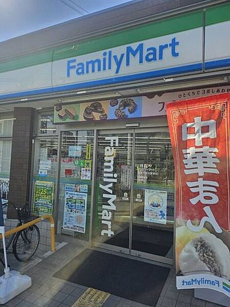 ファミリマート小浦下新庄駅前店 250m