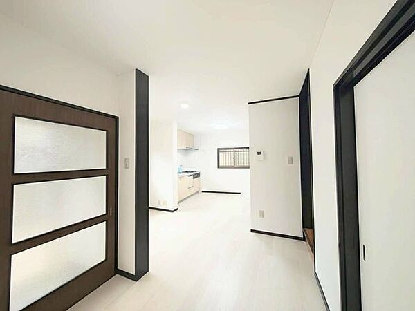 白を基調とした室内に木目調のドアと階段が映える、スタイリッシュなメゾネット構造です。リビングと各居室が階層で分かれており、空間にメリハリが生まれます。