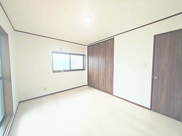 大きな窓から柔らかな光が届く、明るく開放感のあるお部屋です。白を基調とした内装がクリーンな印象を与え、心からリラックスできる穏やかな空間を演出します。