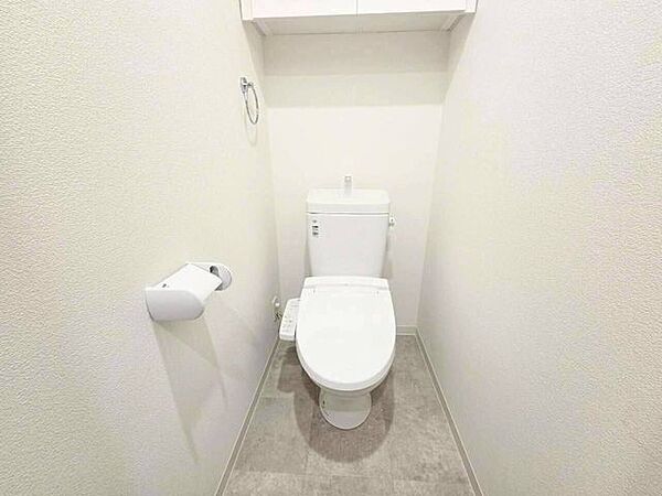 シンプルで清潔感のあるトイレ。お掃除しやすい設計がうれしいです♪