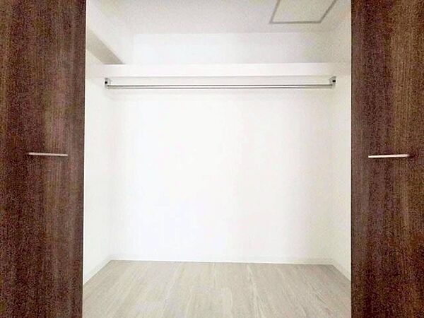 リビングとつながる洋室には大容量のクローゼットがあり、洋服やバッグのなど毎日の身支度にさっと出し入れができたり、使用頻度が高くかさばりやすい日用品の保管場所としても便利に使えます。