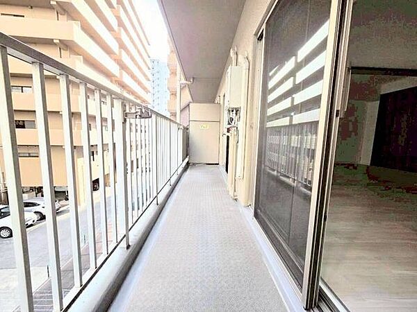南向きのバルコニー、洗濯物も気持ちよく乾きそうです♪