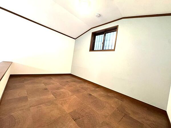 ロフト♪適度なこもり感があるため、書斎、映画鑑賞用のシアタールーム、趣味の作業部屋など、自分だけの特別な空間を作りやすい魅力があります。