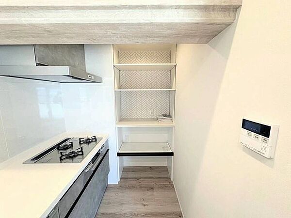 可動棚には家電や調味料をすっきり並べられ、調理スペースを広く使って手際よく作業できます。