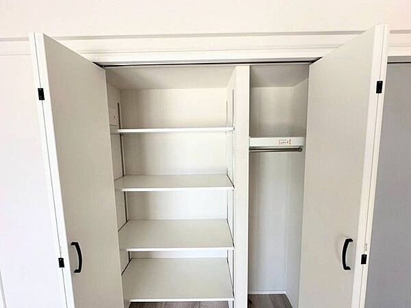 リビングの収納スペース。家族の身支度に必要なものの他、食品や日用品の保管場所としても便利に使えます♪
