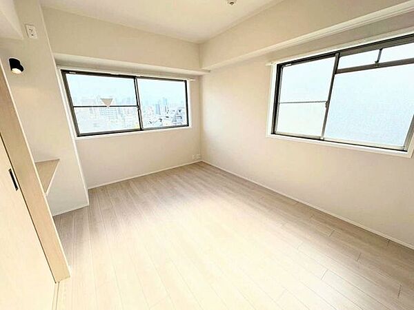 明るい陽射しが差し込む、穏やかで落ち着きのある居心地の良い空間です。