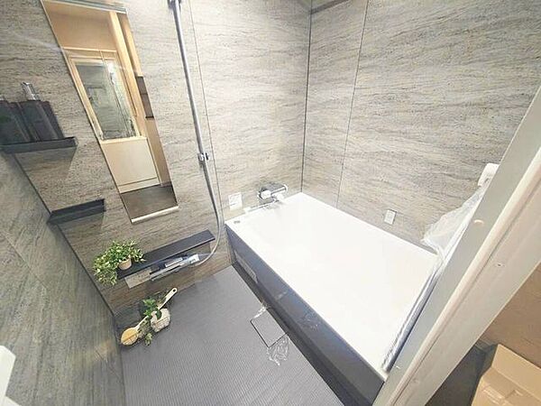 高級感のあるシックな石目調パネルとワイドミラーを設置。空間に奥行きを感じさせるスタイリッシュなデザインです。