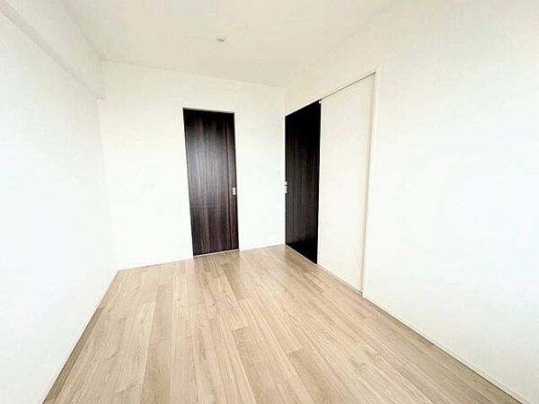白の空間に深みのある木目の建具がアクセントとなり、モダンで上品なインテリアの雰囲気を演出しています。