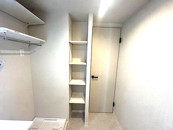 洗面所には可動棚も備わっています♪