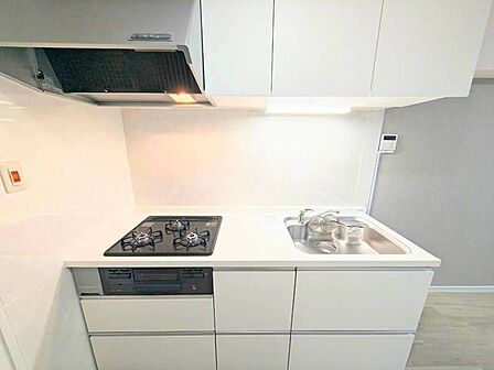 モノトーンカラーのスタイリッシュなキッチン♪3口コンロとたっぷりのスペースでお料理が楽しくできそうです。