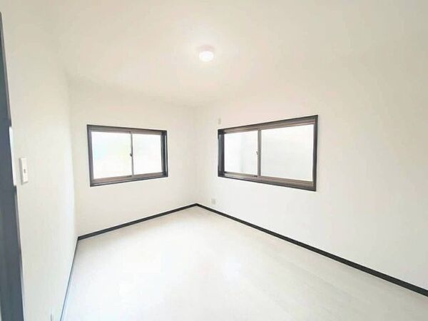 白を基調とした内装に、扉の黒いフレームがすっきりとした印象を与える空間です。圧迫感がなく、落ち着いて過ごせる居心地の良いお部屋に仕上がっています。