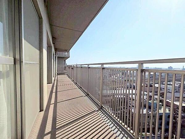 25.09m2のL字バルコニー！洗濯ものの他にも趣味などのガーデニングも十分していただけます。10階からの眺望も楽しめます♪
