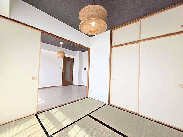 扉を開けるとリビングとつながり開放感のある広い空間に◎