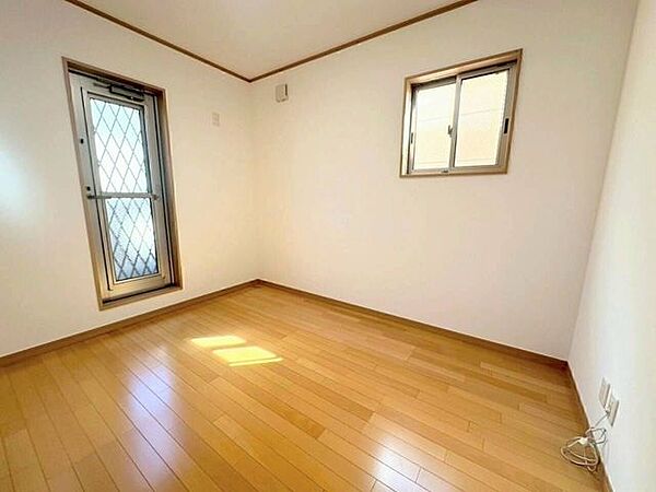 格子のついたドアと高めの小窓を設けた2面採光の部屋です。防犯面やプライバシーに配慮しつつ、風の通り道を確保できるため、室内の定期的な換気もしやすい構造となっています。