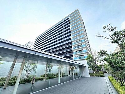 外観：阪急神戸線「神崎川」駅・・・徒歩3分重厚感のある外観、全745邸のレジデンス。キッズルームやゲストルーム、パーティールームなど多彩なコミュニティ施設が家族同士のふれあいをサポートします。