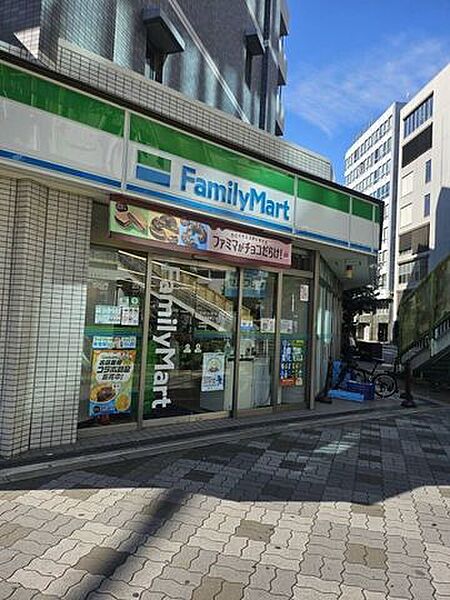 ファミリーマート新大阪駅東口店 150m