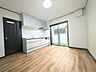 キッチン：壁付け型のシステムキッチンを採用し、居住スペースを広く確保した間取りです。ダイニングテーブルやソファなどの家具を配置しやすく、自由度の高い空間レイアウトが可能です。