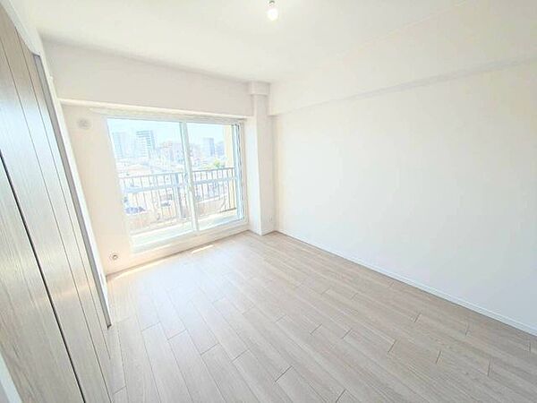 しっかりと採光を確保した明るいお部屋♪落ち着いた色調の壁面とやわらかな照明が、プライベートな時間を穏やかに演出します。