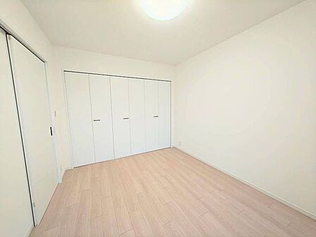 大型のクローゼットを備えており、衣類や日常の荷物をすっきり収納できます。お部屋を広く保ちやすく、快適に過ごせる空間です。