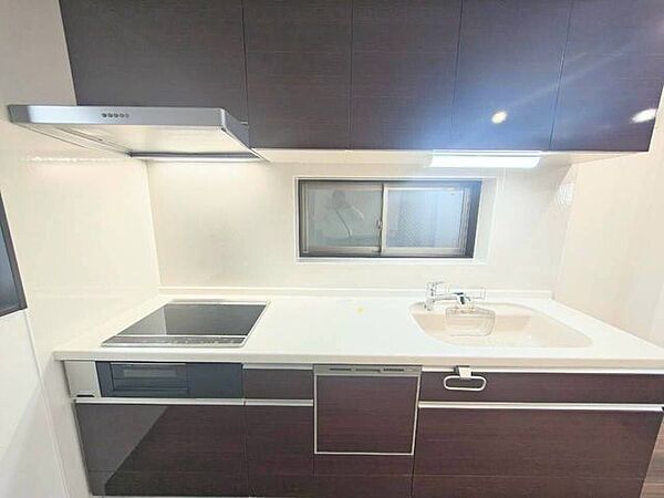 家事の時間をぐっと短縮してくれる食洗機付きのシステムキッチン。対面式なのでリビングにいるご家族との会話を楽しみながら作業ができます。3口コンロで複数のおかずも同時に効率よく作れます☆